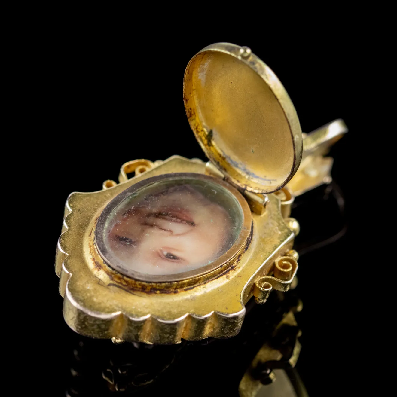 Antique Victorian Etruscan Locket Pendant 18Ct Gold Circa 1880