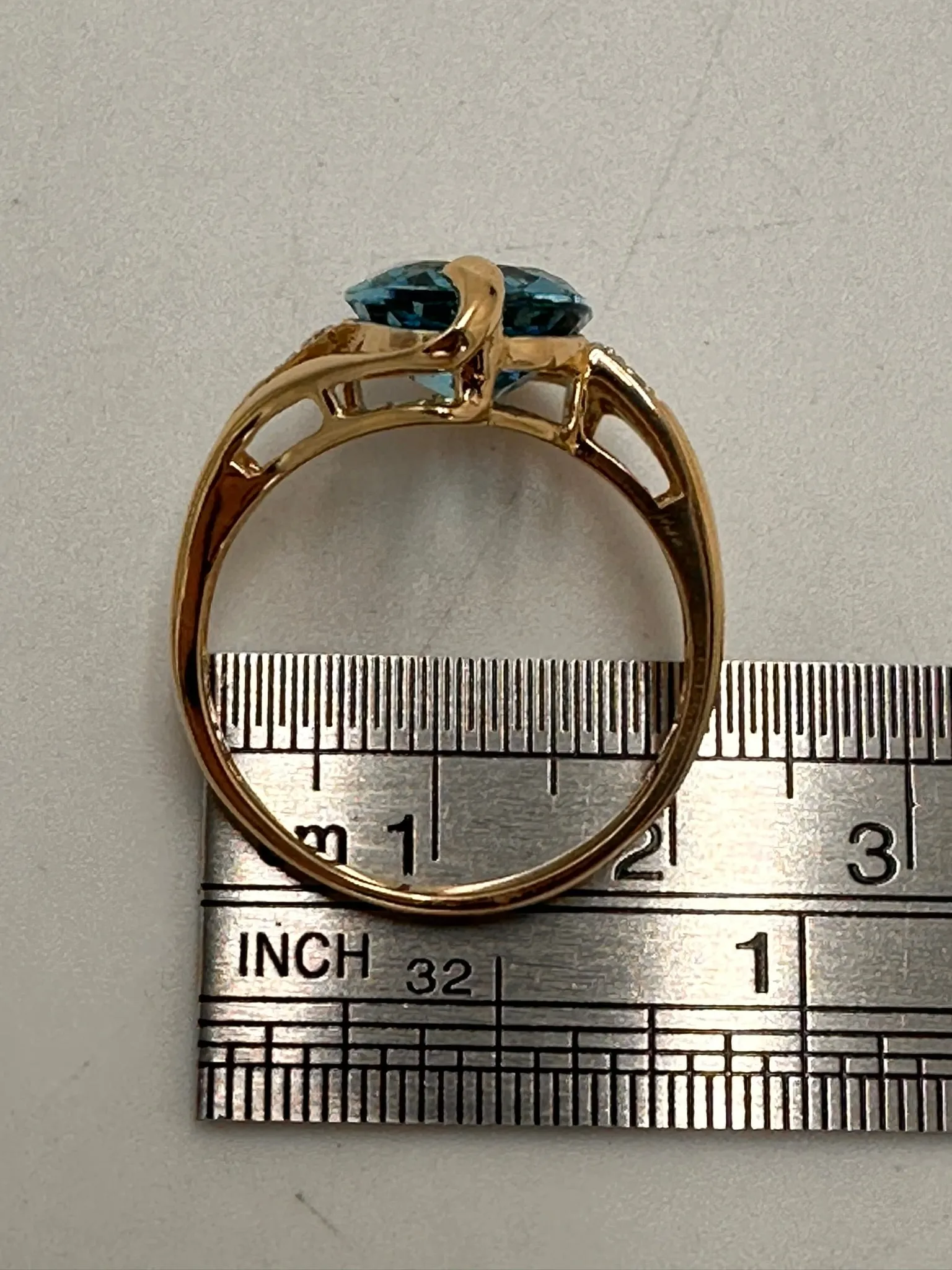 Captivating 9ct Gold Topaz & Diamond Ring - Elegance with Timeless Charm