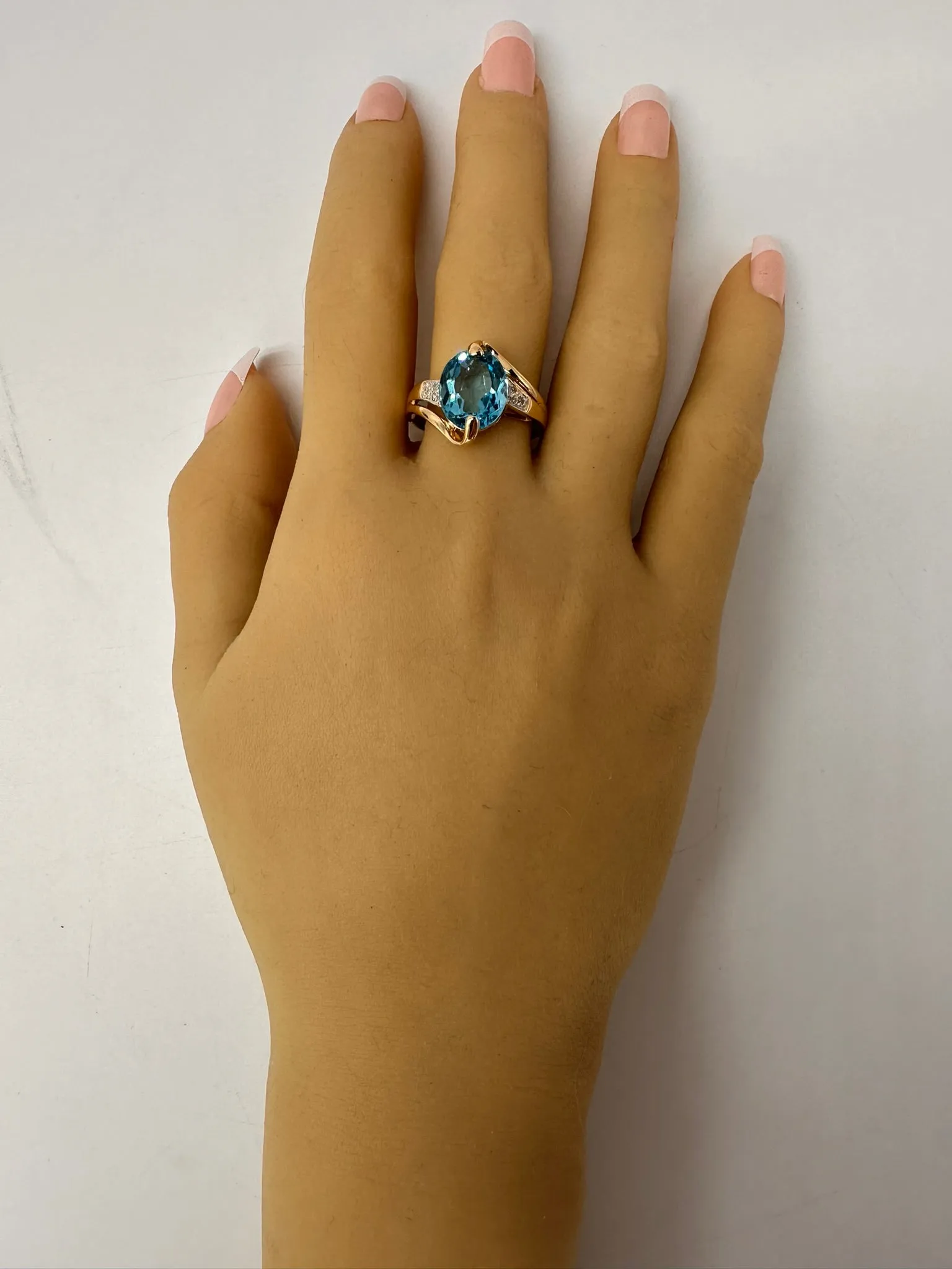 Captivating 9ct Gold Topaz & Diamond Ring - Elegance with Timeless Charm