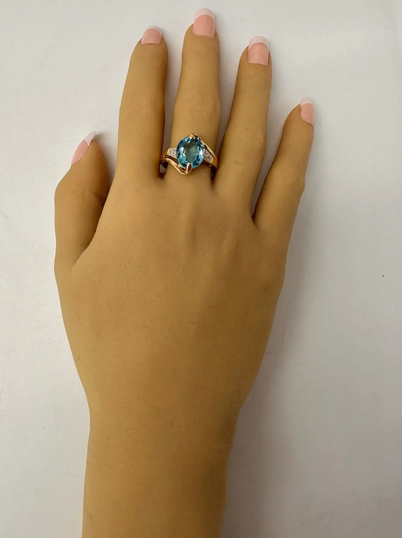 Captivating 9ct Gold Topaz & Diamond Ring - Elegance with Timeless Charm