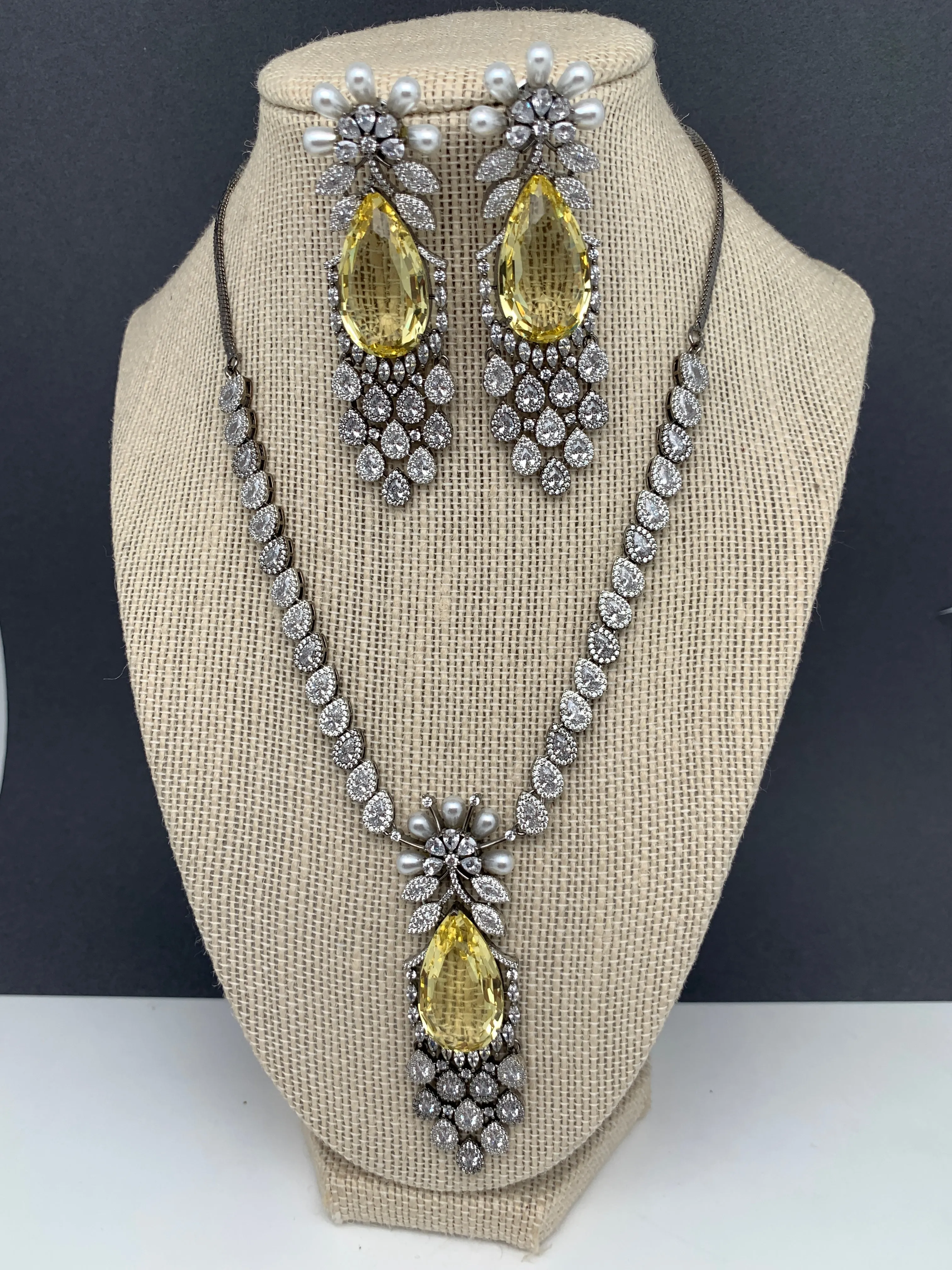 Doublet Stone Victorian Finish Short Necklace