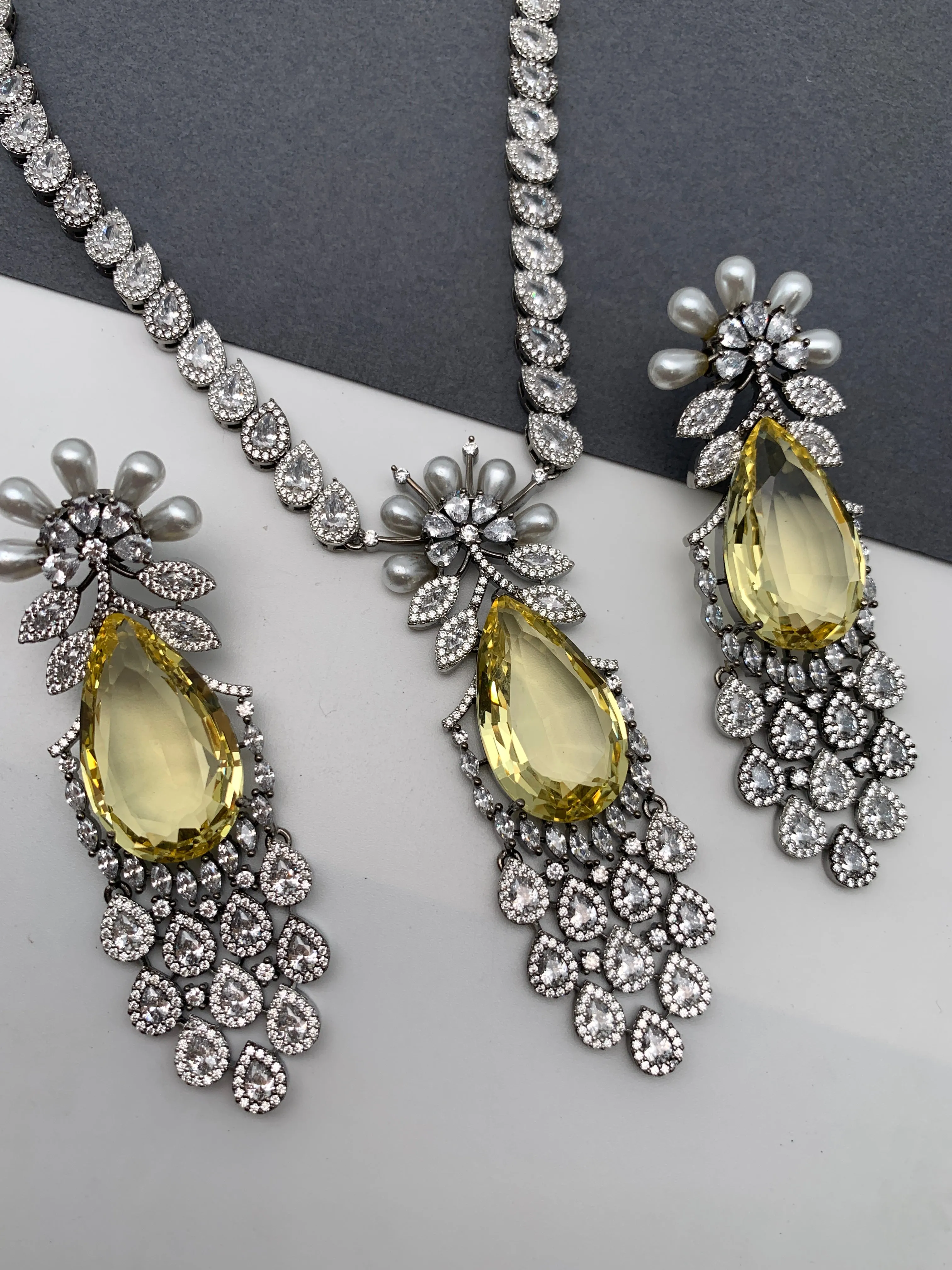 Doublet Stone Victorian Finish Short Necklace