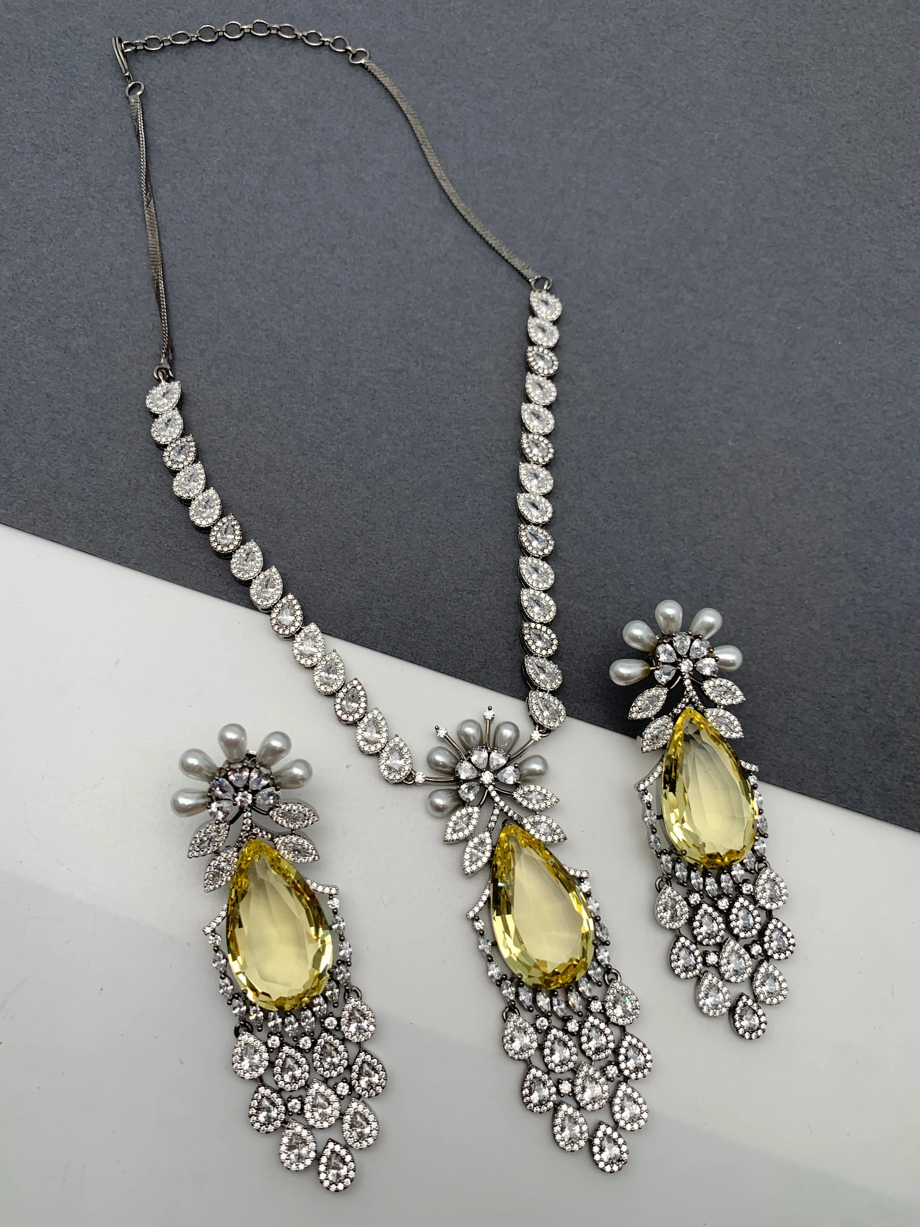 Doublet Stone Victorian Finish Short Necklace