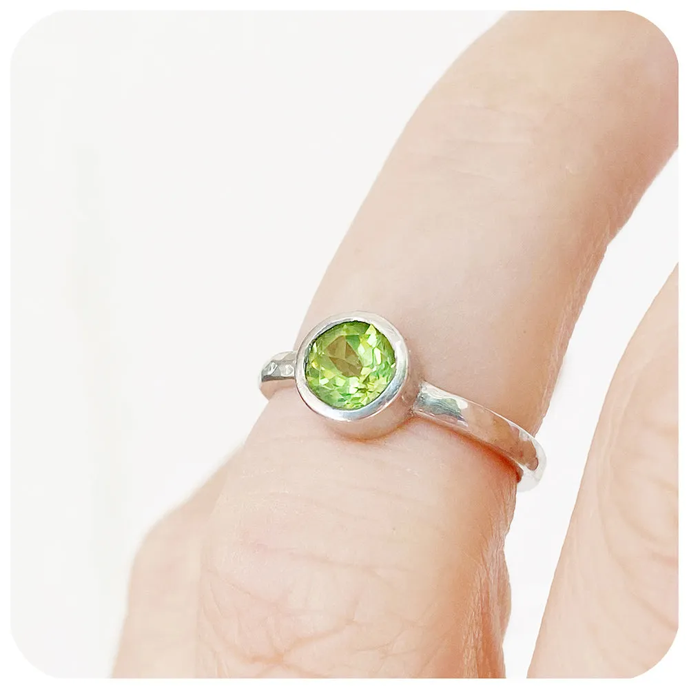 Round cut Peridot Ring In Sterling Silver
